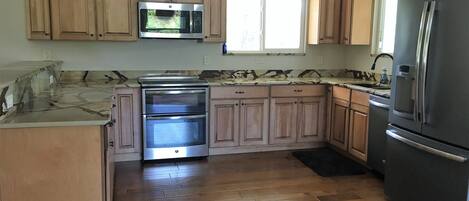 冰箱、微波炉、烤箱、炉灶