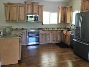 Een koelkast, een magnetron, een oven, een kookplaat