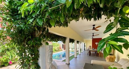 Moderne Deluxe Villa mit vier Schlafzimmern und Pool nur 750 Meter vom Palm Beach!