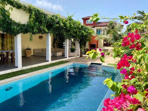 Modern 4BR Villa with Private Pool walk to Palm Beach!