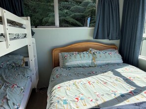 Room - Little Kaiteriteri Rose's bach -3min walk to beach (Kaiteriteri)