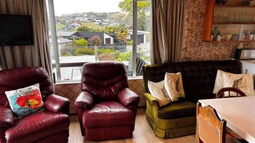 TV, DVD player, livros, aparelho de som