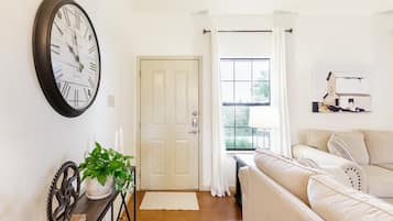 Smart-TV, Kamin, DVD-Player, Bücher