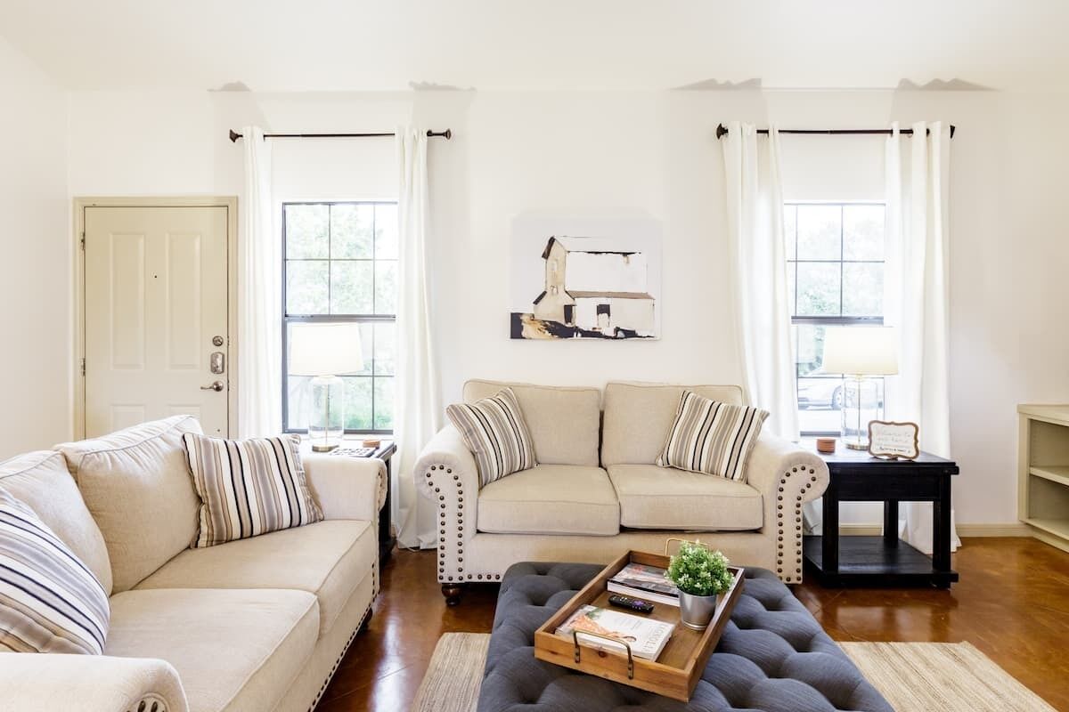 Smart TV, fireplace, DVD player, books