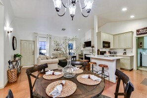 スマートテレビ、暖炉、DVD プレーヤー、書庫