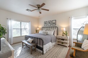 3 Schlafzimmer, Schreibtisch, Bügeleisen/Bügelbrett, Reisekinderbett