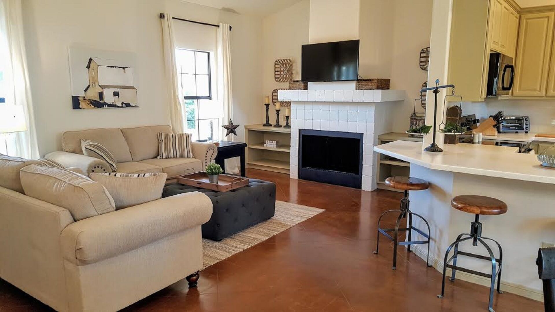 Smart TV, fireplace, DVD player, books