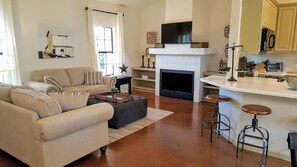 スマートテレビ、暖炉、DVD プレーヤー、書庫