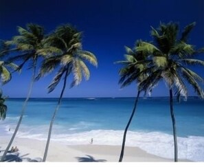 Una playa cerca, sillas reclinables de playa, toallas de playa