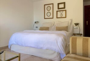 6 bedrooms, iron/ironing board, Internet, bed sheets