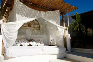 6 bedrooms, iron/ironing board, Internet, bed sheets