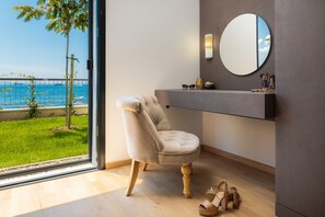 Departamento de lujo, 4 habitaciones, vista al mar, junto a la playa | 2 habitaciones, ropa de cama hipoalergénica y edredón