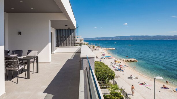 A balcony with a view of a beach and sea. - Villa Four Brothers - Exclusive Apartment (Podstrana)