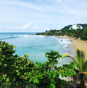 Sur la plage, chaise longue, serviettes de plage