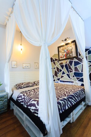 1 bedroom, iron/ironing board, internet - Bui Vien alley studio (Ho Chi Minh)