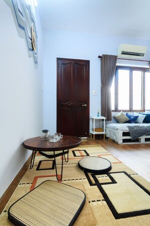 Interior - Bui Vien alley studio (Ho Chi Minh)