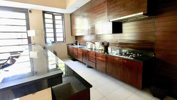 Fridge, stovetop, coffee/tea maker, toaster