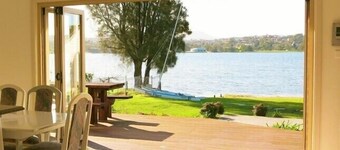 Lakeside Cottage Primbee - Absolute Waterfront Position