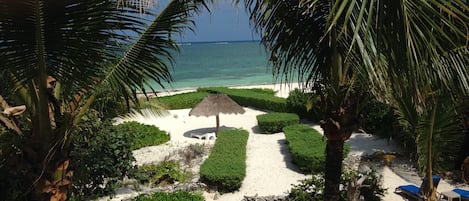 Plage, chaises longues, serviettes de plage