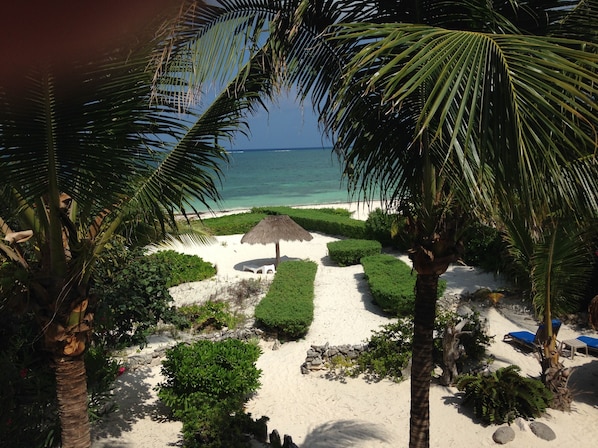Plage, chaises longues, serviettes de plage