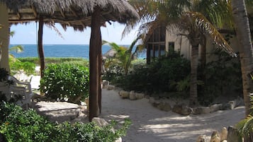 Plage, chaises longues, serviettes de plage