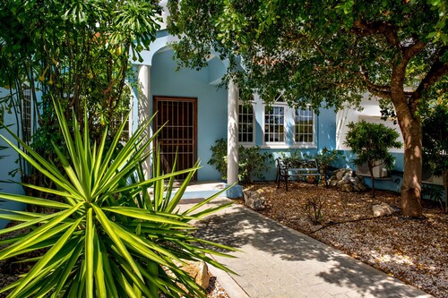 Oceanfront Villa, private pool, gazebo, great diving and snorkeling steps away