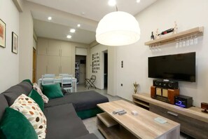 Smart-TV, bøker, filmbibliotek og stereoanlegg