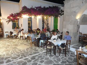 Outdoor dining - “ZEUS”, STYLISH LUXURY BUSINESS SUITE in the heart of Athens. (Athina)