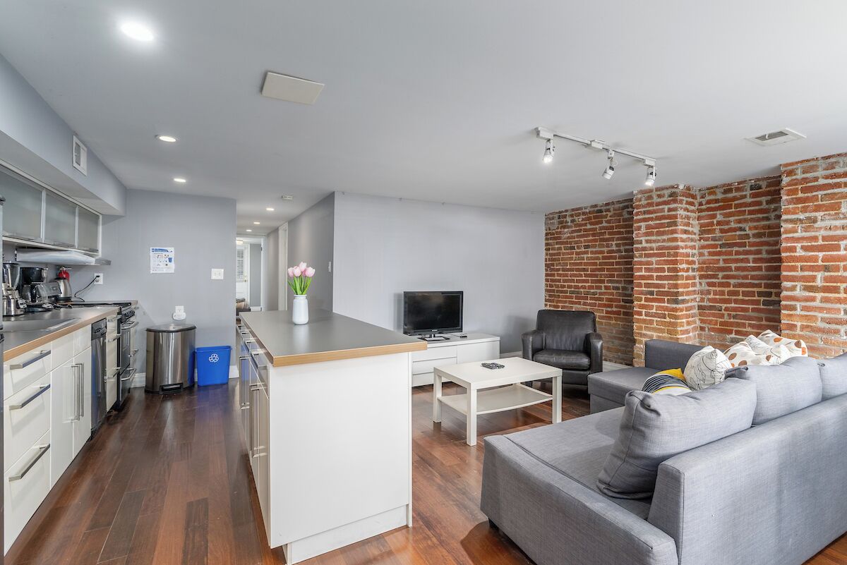 Cozy Exposed Brick 2 BD In Adams Morgan