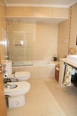 Duschwanne, Haartrockner, Bidet, Handtücher