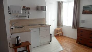 Fridge, microwave, stovetop, coffee/tea maker