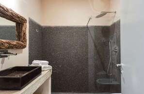Shower, hair dryer, bidet, towels - new apt with private garden, all comforts, WI-Fi & AC, in Salento's hearth (Diso)