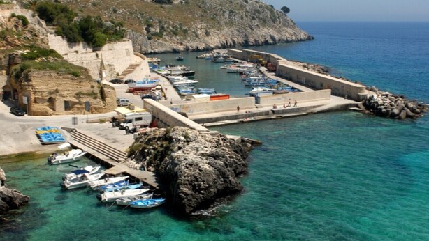 A coastal marina with boats docked, a rocky breakwater, and a clear blue sea. - new apt with private garden, all comforts, WI-Fi & AC, in Salento's hearth (Diso)