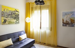 Een televisie en boeken