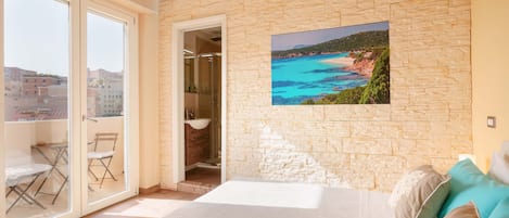 2 bedrooms, in-room safe, iron/ironing board, free WiFi