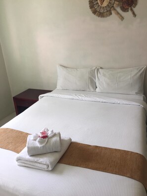 Blackout curtains, iron/ironing board, WiFi, bed sheets - Malau Lodge (Nuku'alofa)