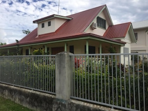 Blackout curtains, iron/ironing board, WiFi, bed sheets - Malau Lodge (Nuku'alofa)