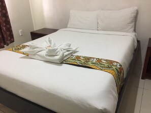 Phòng, 1 giường cỡ queen, phòng tắm dùng chung | Màn/rèm cản sáng, bàn ủi/dụng cụ ủi quần áo 