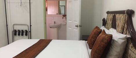 Habitación, 1 cama de matrimonio, baño privado | Baño | Ducha, secador de pelo y toallas