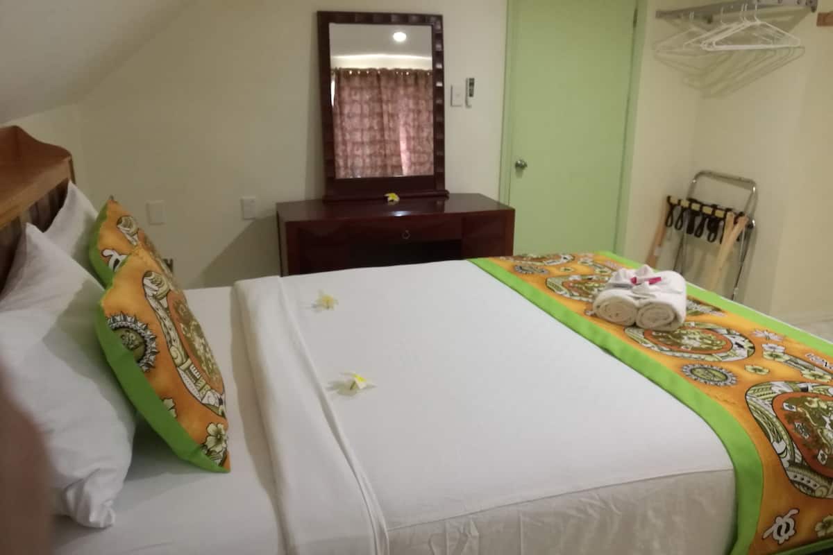 Queen Room, with AirCond, Shared Bathroom