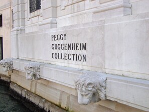 Fachada de un edificio con la inscripción 'PEGGY GUGGENHEIM COLLECTION'.