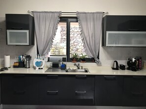 Fridge, microwave, oven, stovetop - Casa h' à Vista - Modern and Beautiful overlooking the Atlantic Ocean and the City (Angra do Heroísmo)