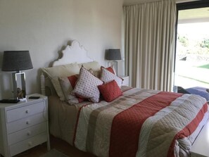 3 slaapkamers, een bureau, een strijkplank/strijkijzer, reisbedje