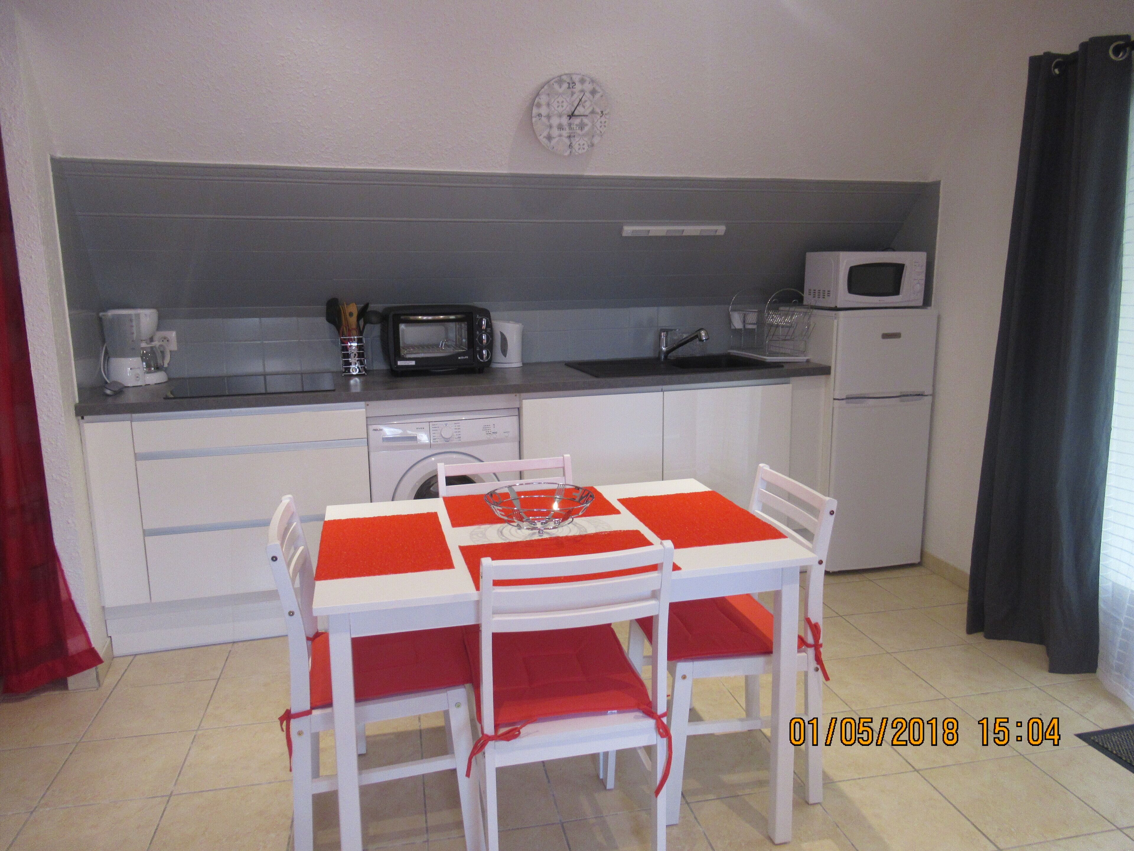 Jääkaappi, mikroaaltouuni, uuni, liesi