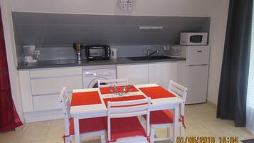 Een koelkast, een microgolfoven, een oven, een kookplaat