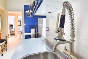 Mikroaaltouuni, uuni, kahvin-/teenkeitin, leivänpaahdin