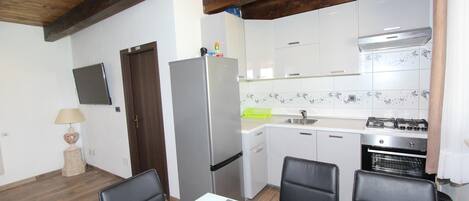 Kühlschrank, Mikrowelle, Ofen, Herdplatte