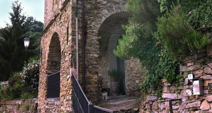 Ligur. Mansion from the 12th century for 2/3 P., in mountain village, 10 km to the sea