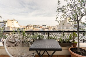 Outdoor dining - Eiffel Tower Apartment with Terrace (Paris)