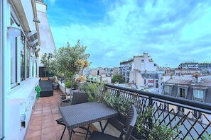 Outdoor dining - Eiffel Tower Apartment with Terrace (Paris)